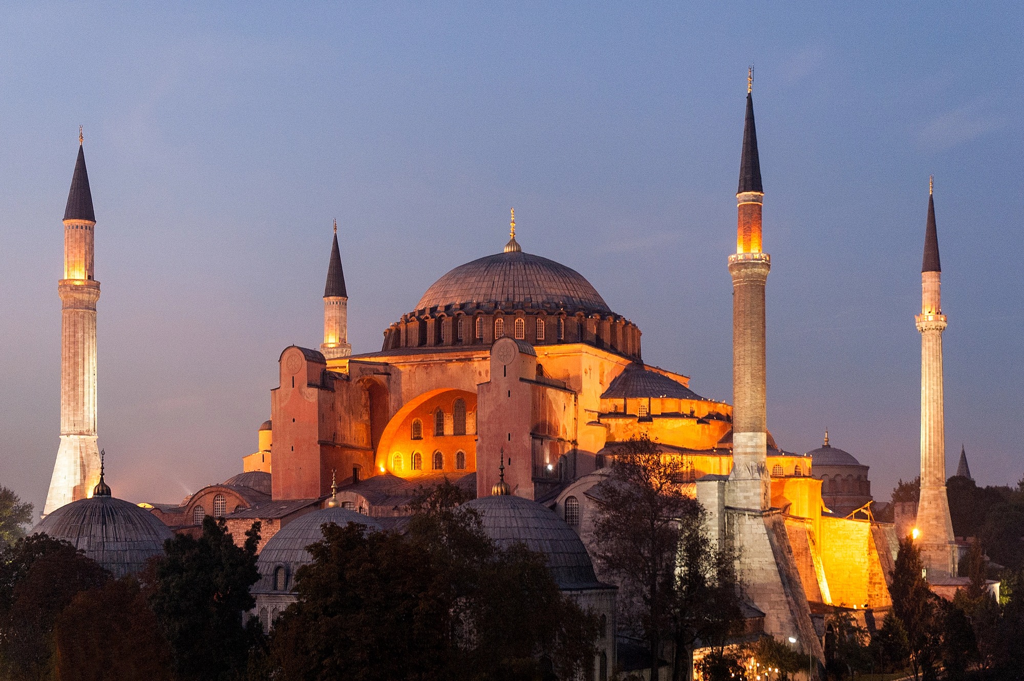 Foto van een verlichte Hagia Sophia bij donker weer in Istanbul.