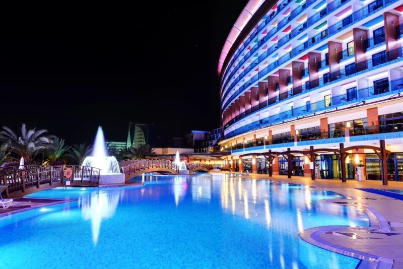 Foto van het zwembad bij een all-inclusive hotel aan de Turkse Riviera bij nacht