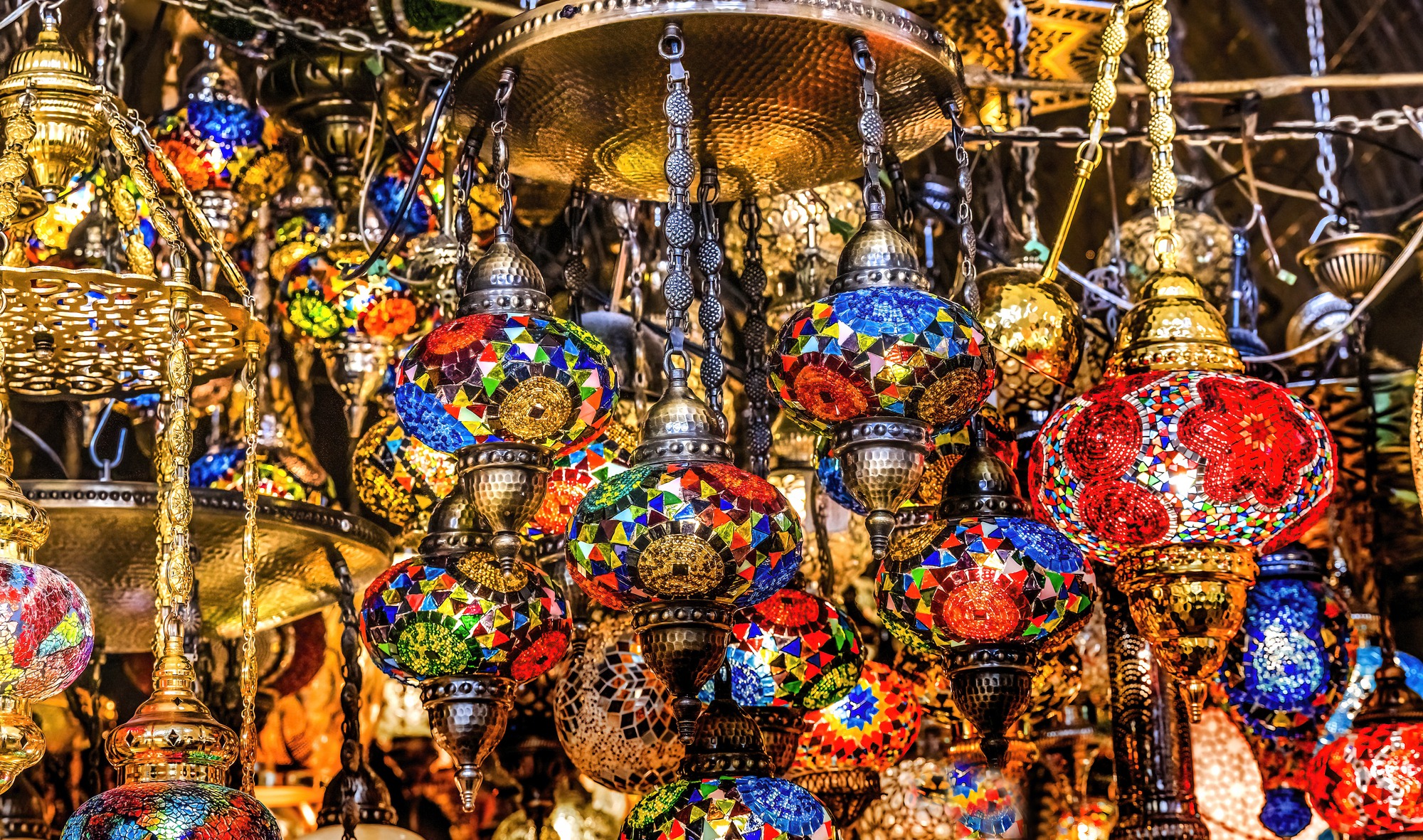Close-up van lampionnen die verkocht worden op de Grote Bazaar van Istanbul