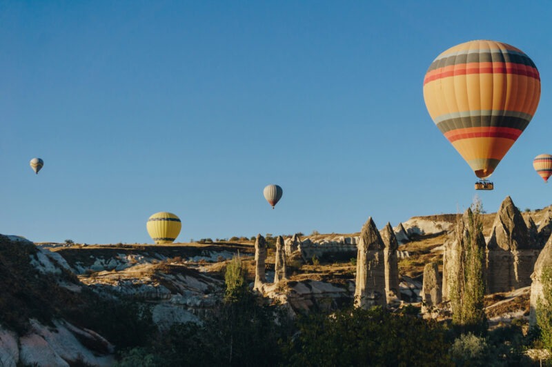 Uitzicht op de luchtballonen van Cappadocië in Turkije.